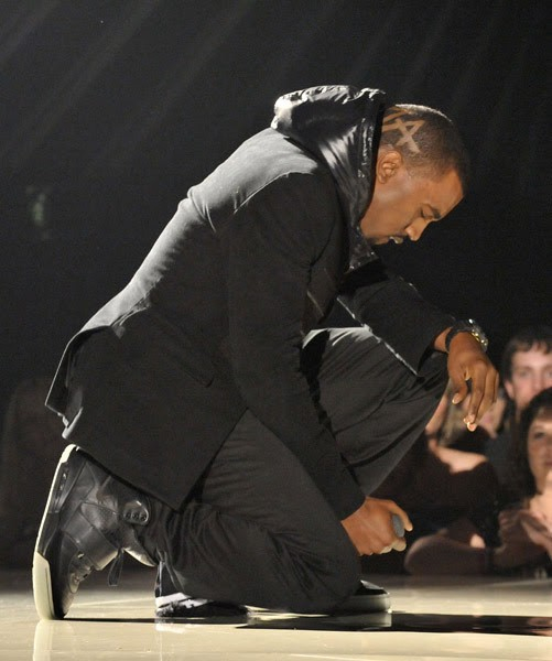 YEEZY 350 BLACK 開賣了!10 大必讀 Kanye 專用神鞋!