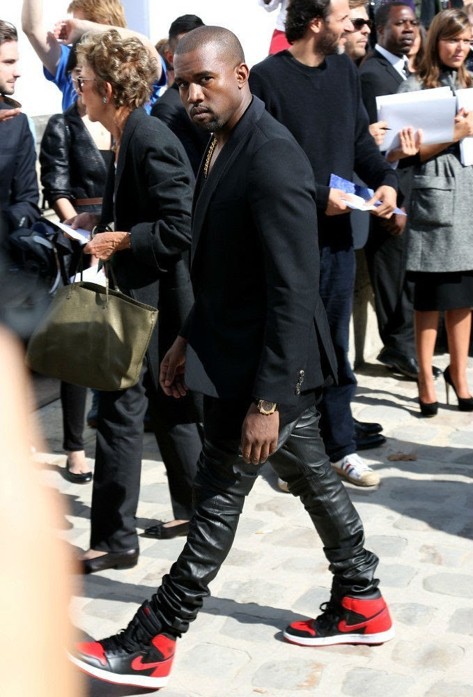 YEEZY 350 BLACK 開賣了!10 大必讀 Kanye 專用神鞋!