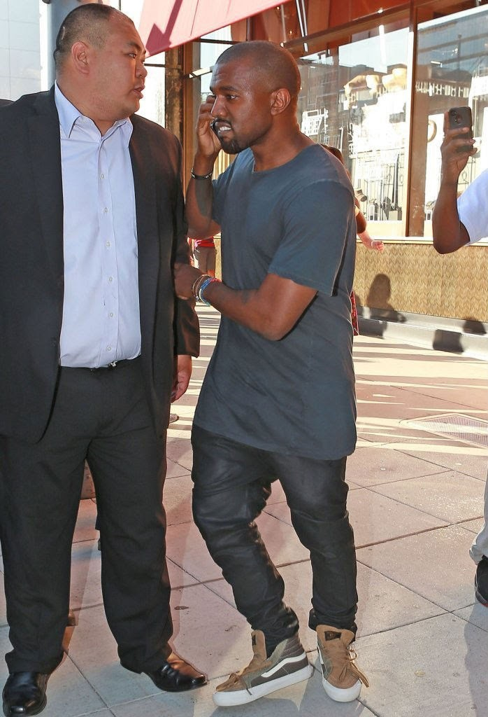 YEEZY 350 BLACK 開賣了!10 大必讀 Kanye 專用神鞋!
