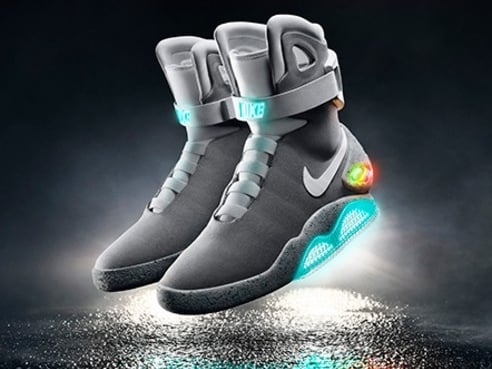 回到未來！這雙 NIKE 鞋能充電　還有全新「自動繫鞋帶」系統