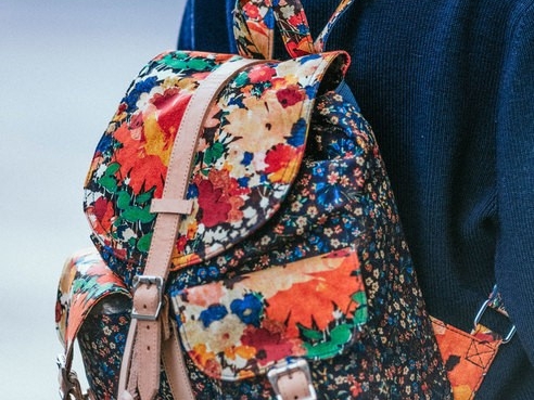 Herschel Supply 聯名限量包款 漫步奇幻英倫花園 探索優美文藝氣息