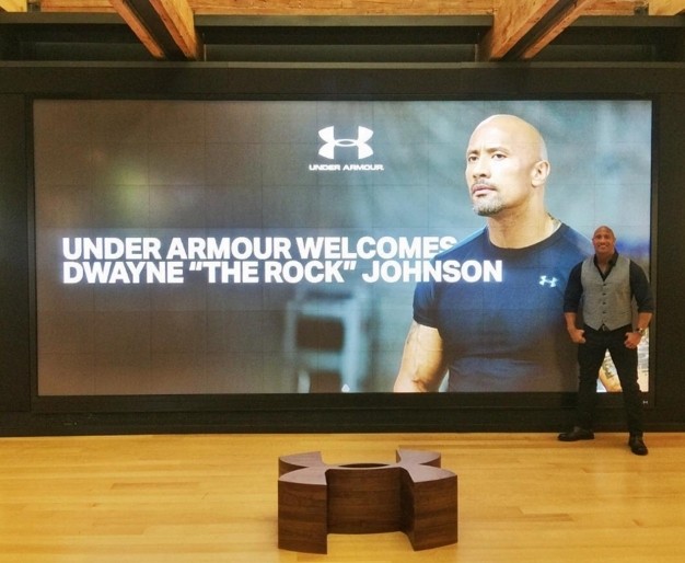 巨石強森正式簽約加入 Under Armour! 10 個與 UA 的超帥氣瞬間!