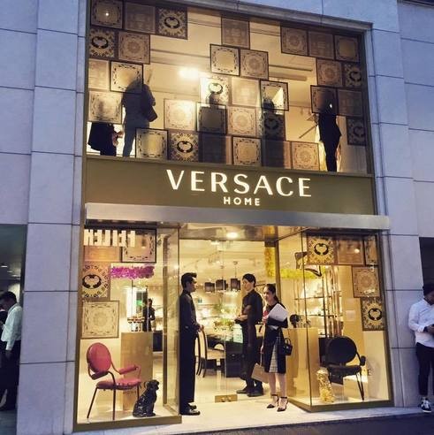 奢侈品難做，六年後重返日本的 VERSACE 是怎麽想的