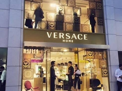 奢侈品難做，六年後重返日本的 VERSACE 是怎麽想的