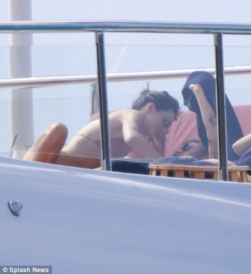 少 女 們 心 碎.一 世 代 Harry Styles 戀 上 Kendall Jenner 遊 艇 上 互 壓 激 吻. 