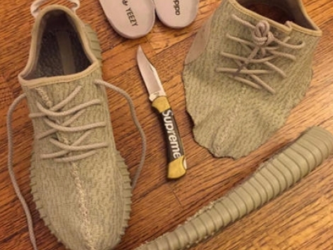 拿著 Supreme 折疊刀解剖 Yeezy Boost 350 Tan！