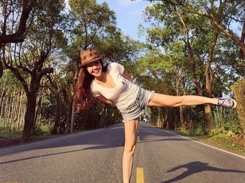 氣質美女周穎 喜歡穿著比基尼迎接陽光