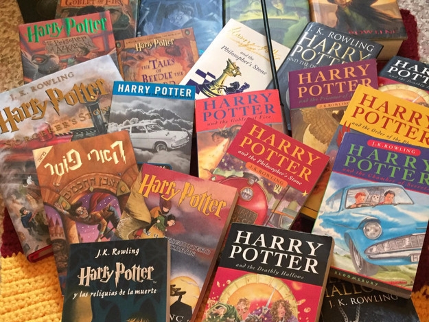 24 歲女孩是《哈利波特》超級鐵粉 收集各國版本的 Harry Potter!