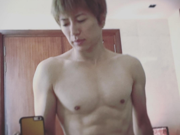 42 歲歌手 GACKT 秀出肌肉身材 依然性感到不行!