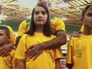 澳洲前國腳 Craig Foster 對女兒來回撫胸　遭網友批評畫面太噁心！