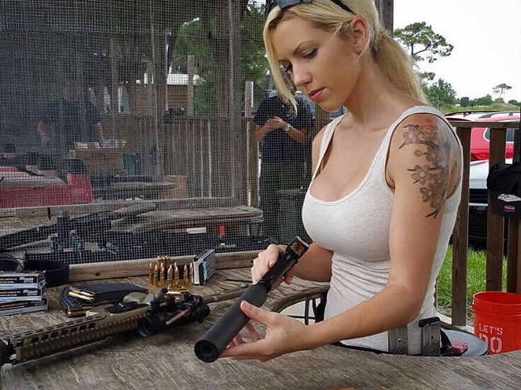國外軍事迷女孩太凶　性感身材讓她迅速爆紅！