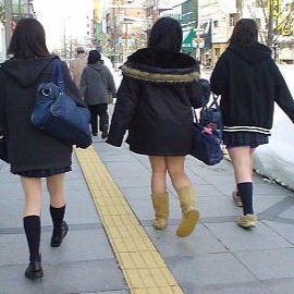 這才是戰鬥民族！日本女高中生遇大雪　依然堅持穿超短制服裙！