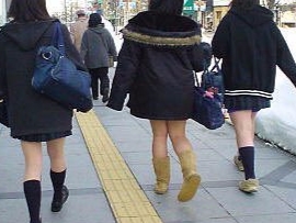 這才是戰鬥民族！日本女高中生遇大雪　依然堅持穿超短制服裙！