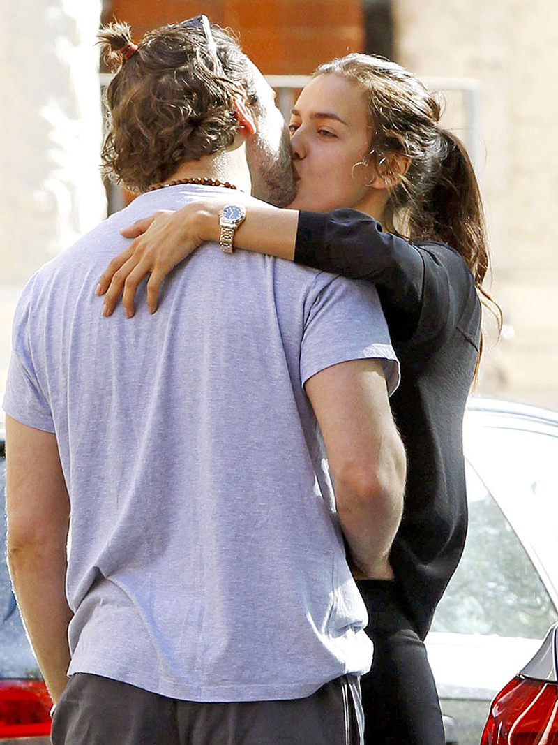 布莱德利库柏女友 irina shayk 全裸上阵 性感拍摄 giv