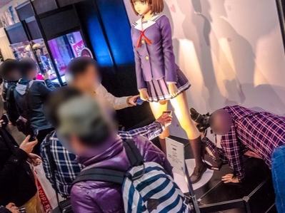 要價 198 萬日幣的美少女手辦　引起一群驚人的日本宅男圍觀...