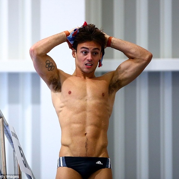「跳水金童」湯姆戴利為國家盃勤練習　再度展現完美的運動員身材！