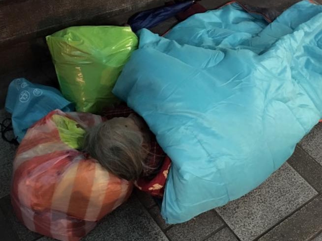還在瘋下雪？街頭阿嬤凍哭：「謝謝你們這群年輕人的被子...謝謝..」
