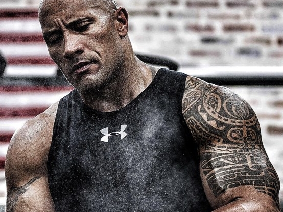 巨石強森爆肌代言 Under Armour！　焦點卻放在他手上的...