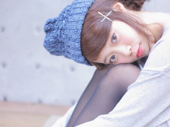 女孩戴毛帽要看起來不邋遢　必搭配上編髮才更顯可愛！