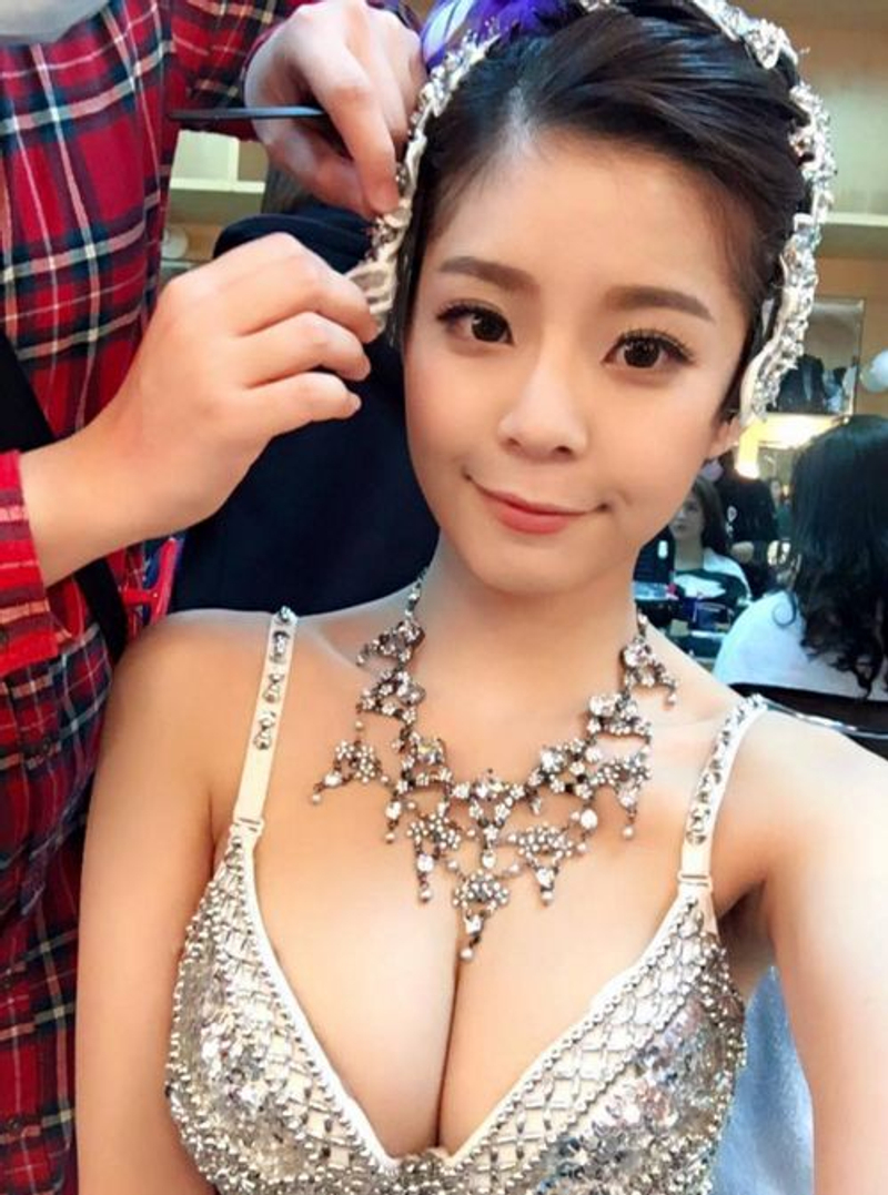 鄰家妹妹葉倩宇深V禮服華麗登場JUKSY 街星