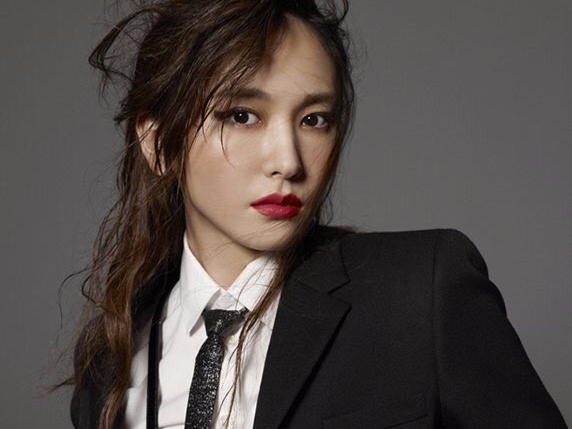 新垣結衣塗上紅唇顛覆形象 展現女性硬派的酷帥風格!