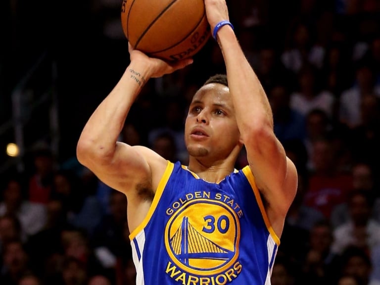 比賽中與隊友當眾玩鼻屎...難道這是 Curry 增加手感的方法？