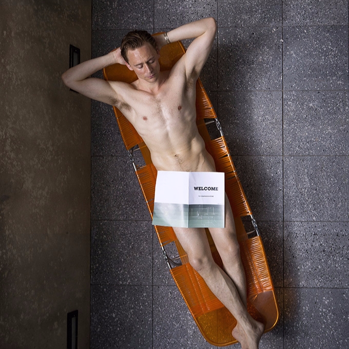 湯姆·希德斯頓新片全裸出鏡　展現身高 187 公分的修長身材！