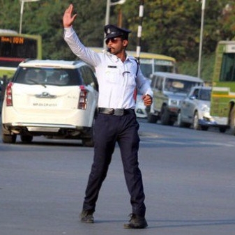 印度最帥的警察！指揮交通的他大跳「月球漫步」！