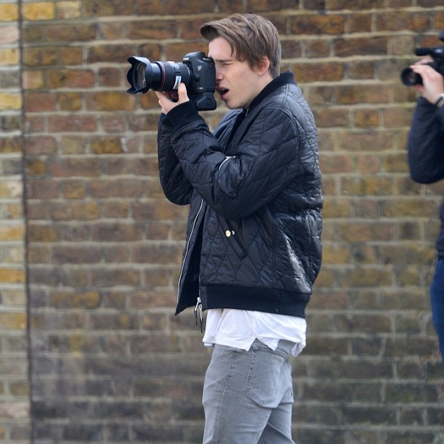 布魯克林貝克漢受邀為 Burberry 攝影　遭攝影師圍剿：只懂按快門！