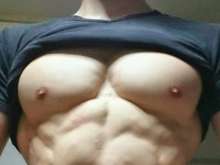 這名男生秀出驚人的「筋肉大胸」　連男網友也喊：好想摸摸看！