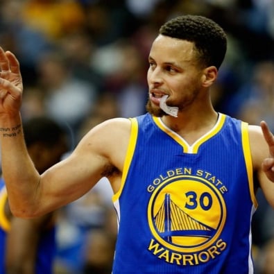 11 顆三分狂拿 51 分！咖哩小子光首節就砍 25 分　巫師根本沒輒