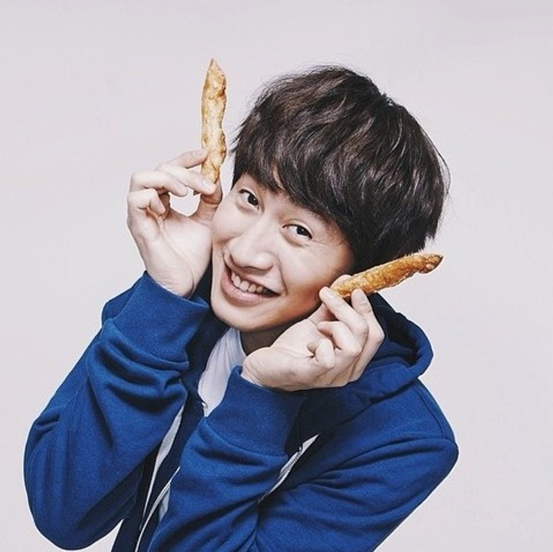 在综艺节目《running man》海外取景时取得压倒性人气被队友封为