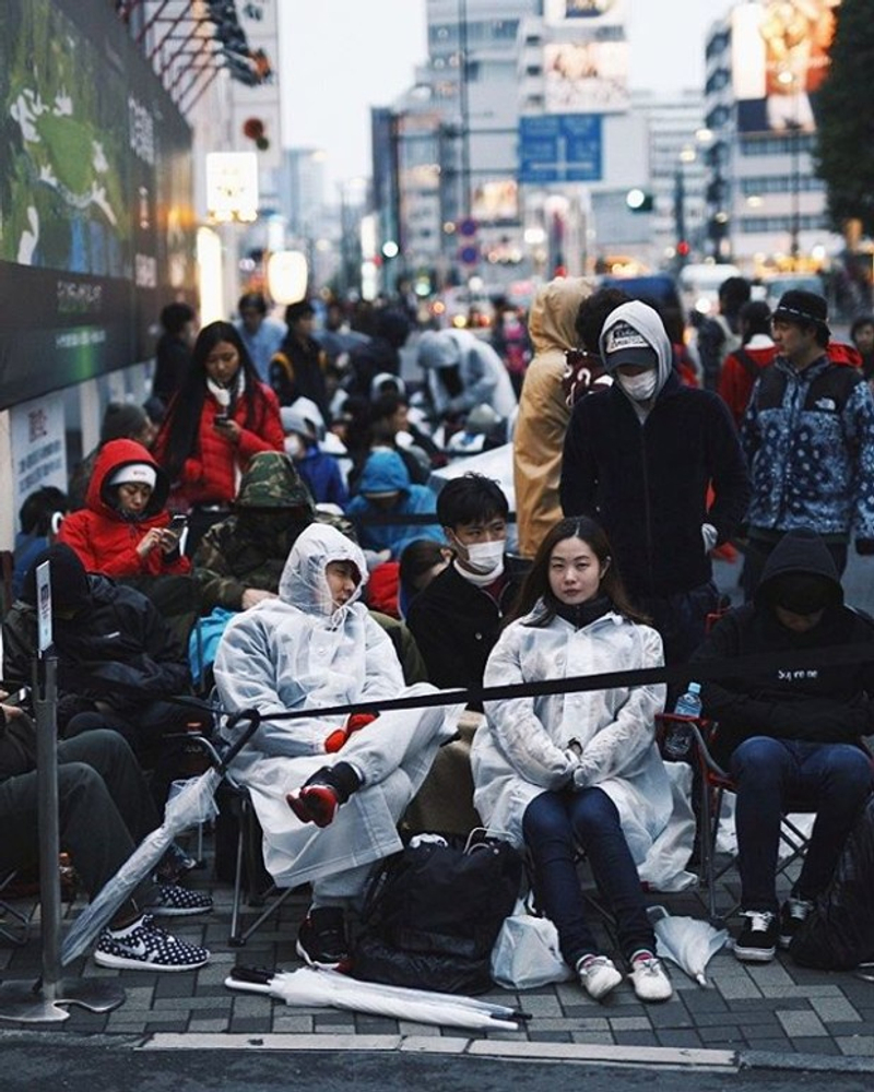 ▼贩售当天排队的情况,要说有多少人是真的喜爱这鞋款,还真的不知道