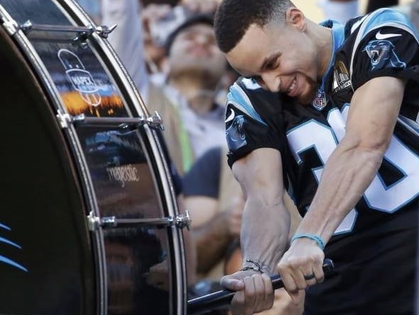 NBA 球星也瘋超級盃！咖哩小子擊鼓助陣、雷帝化身攝影記者