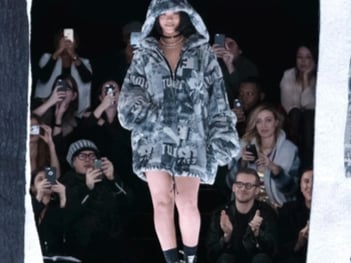 「設計師」蕾哈娜 T 台首秀，PUMA by Rihanna 吹起 90 年代街頭運動風
