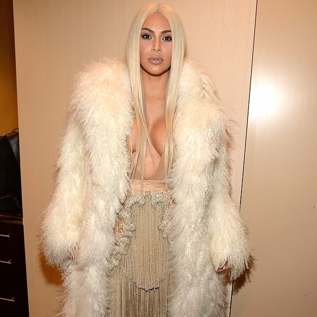 金卡達夏分享「私密」性感照片　紅毯上胸部總是挺立的原因是...