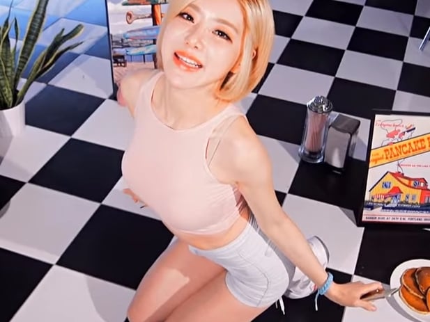 DJ SODA 混音了這首名曲還拍了音樂錄影帶！　從頭晃到尾讓人吃不消...