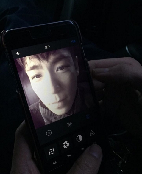 T.O.P. 最新白馬王子形象搭配青花瓷　拍攝時尚雜誌封面！