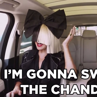 Sia 大玩「車上卡拉 OK」　假髮看不見路硬逞強超可愛！