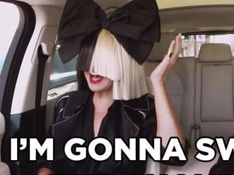 Sia 大玩「車上卡拉 OK」　假髮看不見路硬逞強超可愛！