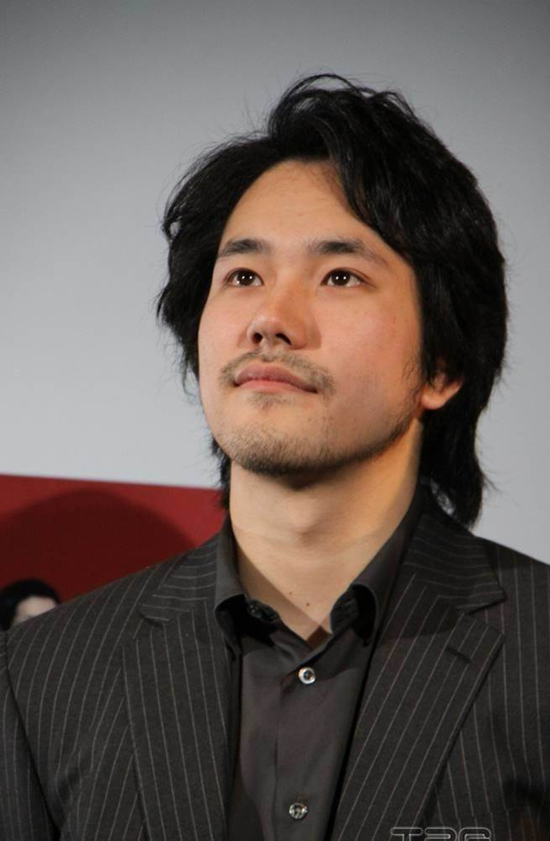 以消瘦身材,苍白脸色极黑眼圈而成名的松山研一,现在脸已经胖到看不见