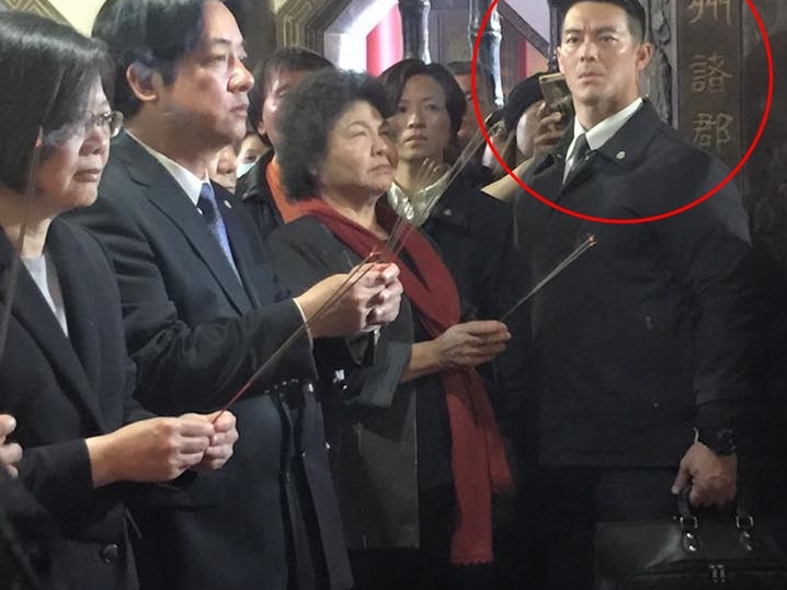 蔡英文身邊出現「男神級隨扈」看不出來已經 41 歲　網友：跪求臉書