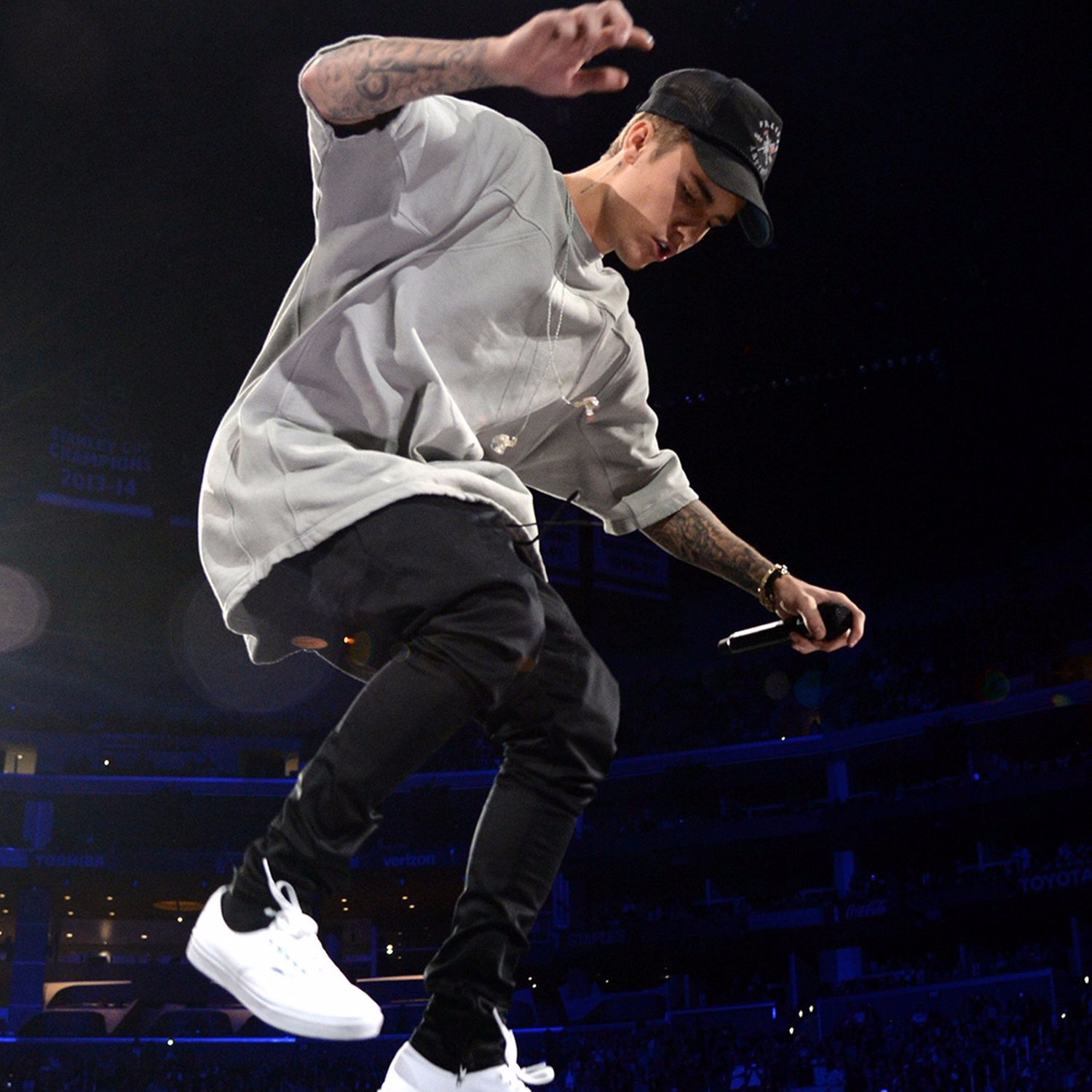 最大 Vans 粉絲！小賈斯汀的白色 Vans Slip-on 穿搭！