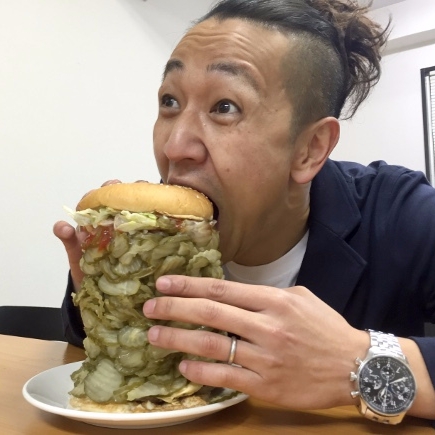日本 Burger King「自訂漢堡」玩真的　他買下一個有 718 片酸黃瓜的漢堡！