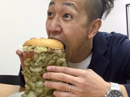 日本 Burger King「自訂漢堡」玩真的　他買下一個有 718 片酸黃瓜的漢堡！