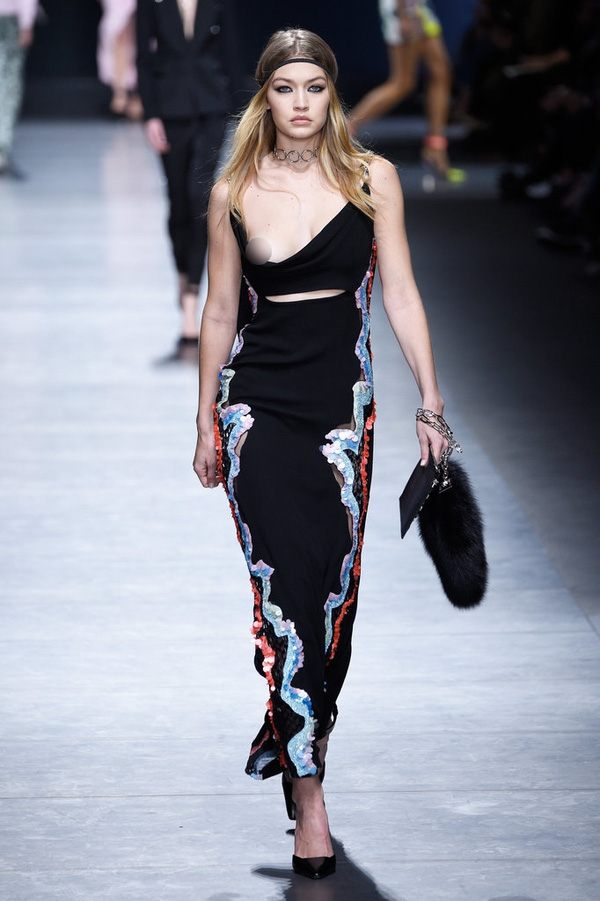 Gigi Hadid 走秀時不慎露點 她展現專業模特兒態度淡定走完!