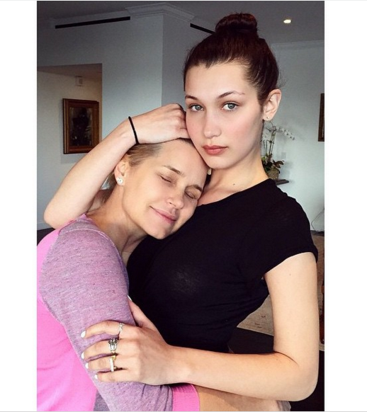 Gigi Hadid 妹妹 Bella 秀出驚人「開胸照」　性感到 10 萬網友點讚！