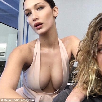 Gigi Hadid 妹妹 Bella 秀出驚人「開胸照」　性感到 10 萬網友點讚！