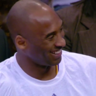NBA 場邊最美麗的風景！ Kobe 「原味」簽名鞋笑送小球迷