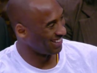 NBA 場邊最美麗的風景！ Kobe 「原味」簽名鞋笑送小球迷